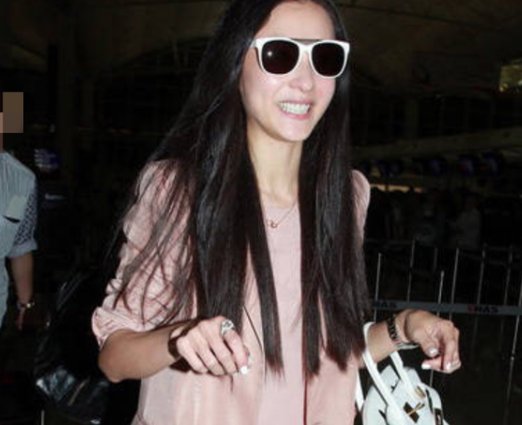 养3孩压力大！张柏芝身形暴瘦手骨吓人且八年未换包，养孩到底有多难？