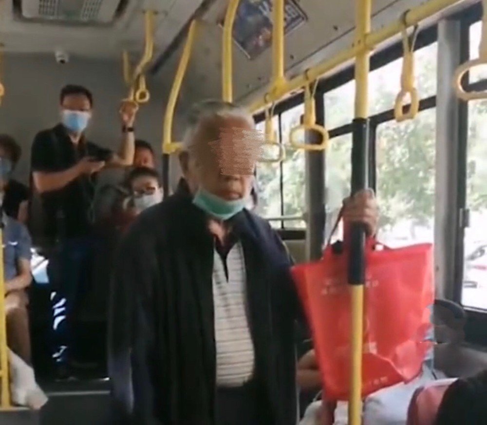 哈尔滨一老人砸晕公交司机后被拘十天,这个惩罚是否太轻了?