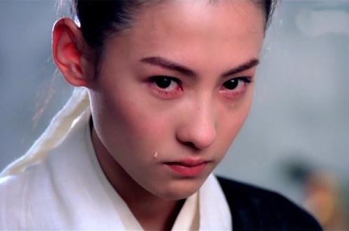 张柏芝那个《狗仔战俘》片段里面、她嘴巴上含的是什么东西？