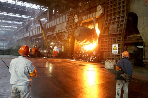 包钢通报职工跳入高炉钢水自杀，该公司是否有责任，为何？