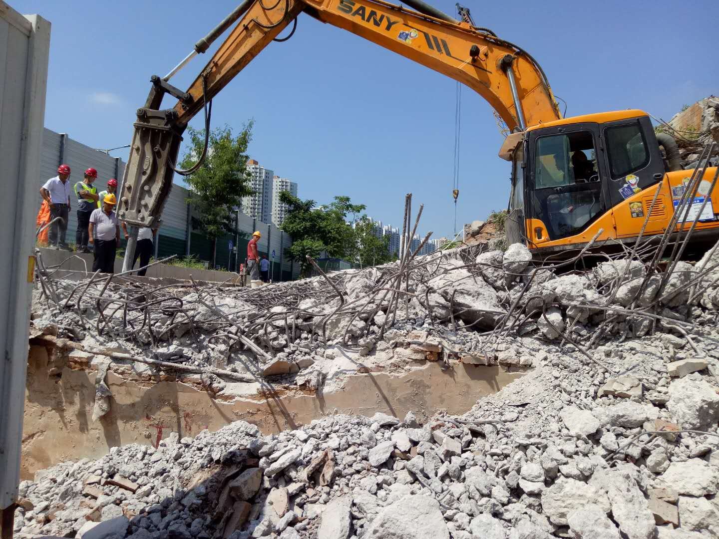 韩国5层大楼倒塌砸向马路，路边公交被砸致9死8伤，谁来为此事负责？