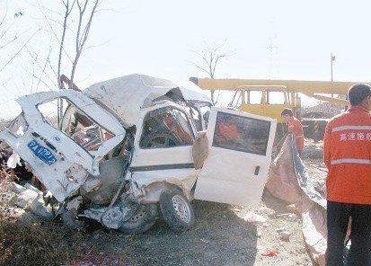 泰安一货车与面包车相撞，已致5人死亡，导致事故的原因是什么？