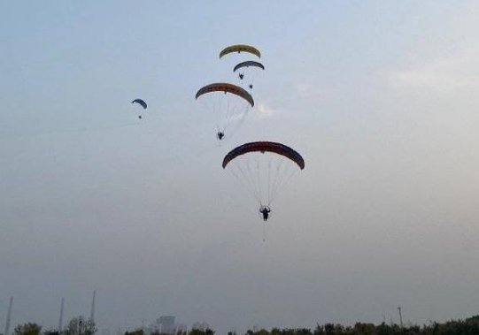 济南小哥滑翔伞送外卖，这是什么操作？