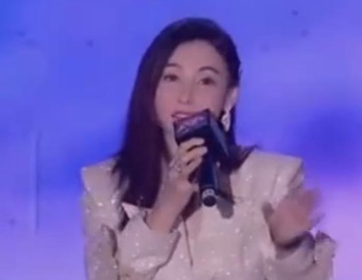 养3孩压力大！张柏芝身形暴瘦手骨吓人且八年未换包，养孩到底有多难？