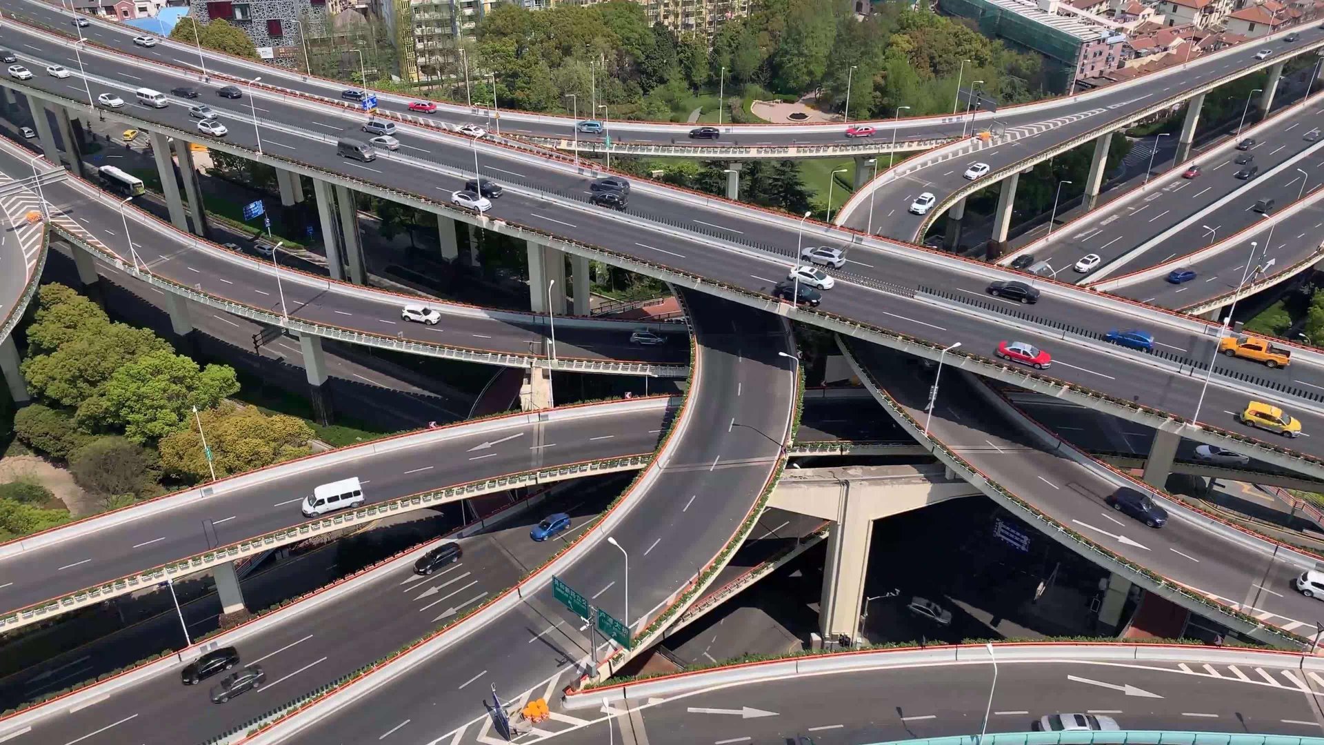 湖北一高速高架桥垮塌致4死，这起事故究竟是谁的责任？