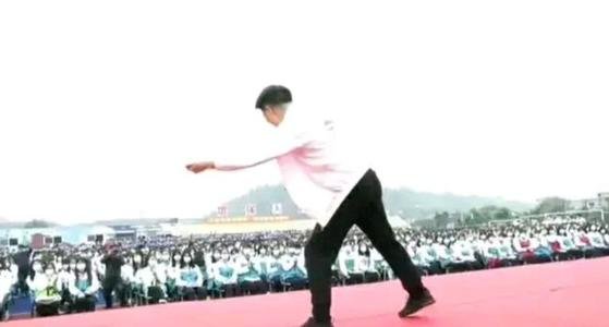 教育局长跳霹雳舞为学生解压,如何减少学生的学习压力?