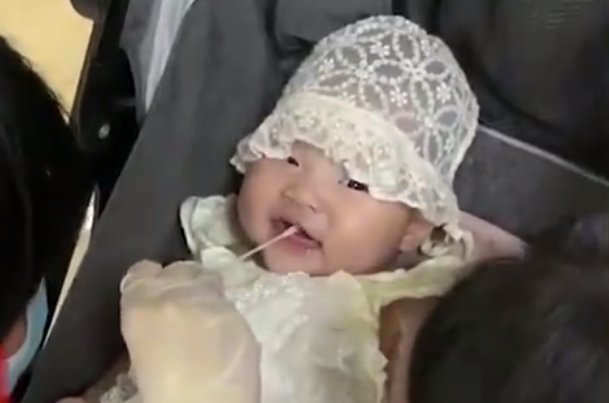 山东5月龄宝宝笑着完成两次核酸检测，她的笑容有多治愈？