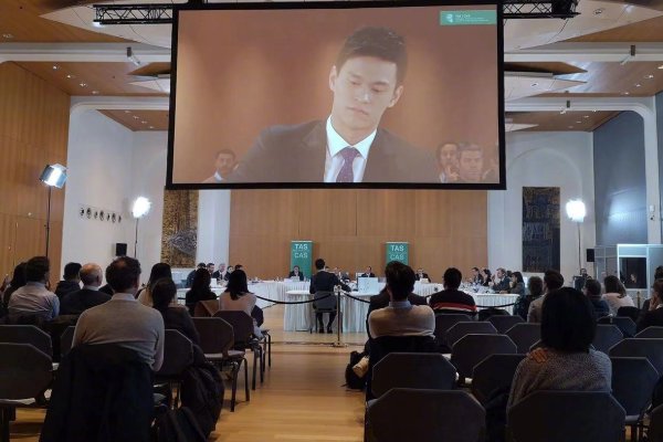 “他们不给我机会说清楚”，孙杨母亲听证会后哽咽，她所述的他们究竟是谁？