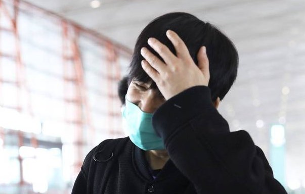 大张伟和老婆罕同框！女方小肚子突出显富态，皮肤白嫩打扮随意，你怎么看？