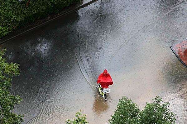 广西阳朔洪涝灾害，如何看待最近南方地区暴雨连连？