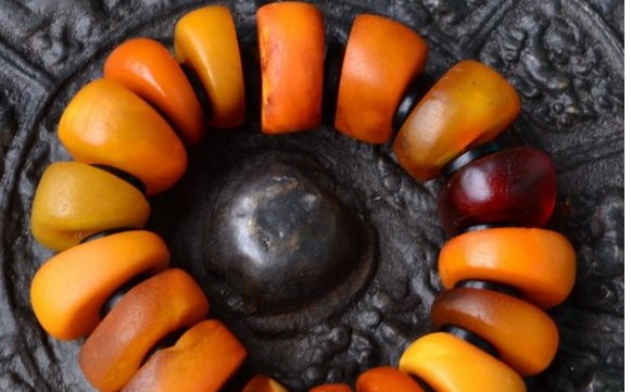 请问一块琥珀大约多少钱呢