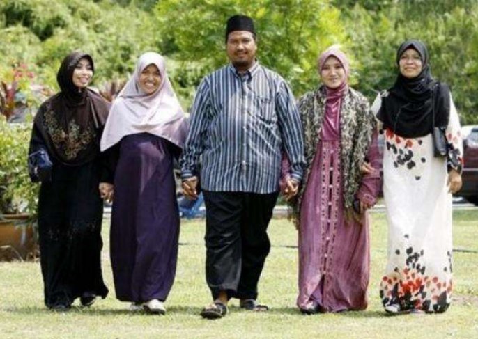 尼日利亚男子带6名女友参加婚礼，有钱就能不尊重女性吗？