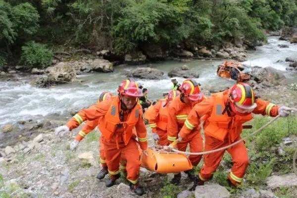 消防员跳冰湖为游客捡无人机，为何网友纷纷表示不值？
