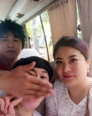 大张伟和老婆罕同框！女方小肚子突出显富态，皮肤白嫩打扮随意，你怎么看？