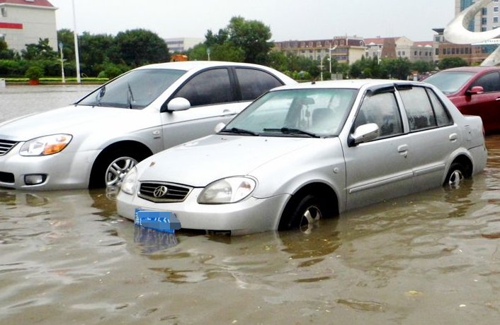 杭州遭暴雨突袭，一车库被淹，这种情况车险公司会给予赔付吗？