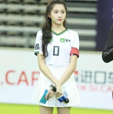 关晓彤球场奋力踢球，她的专业能力如何？