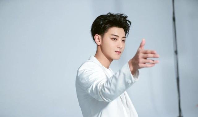 在《萌探探探案》中，黄子韬凭一人之力逼疯杨迪沙溢，黄子韬的综艺感如何？