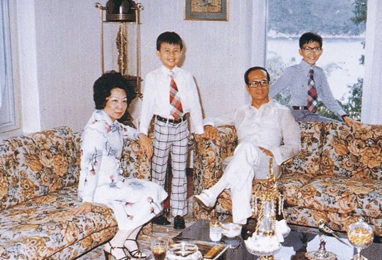 关于92岁李嘉诚携子孙拜祭亡妻一事，你有何看法？