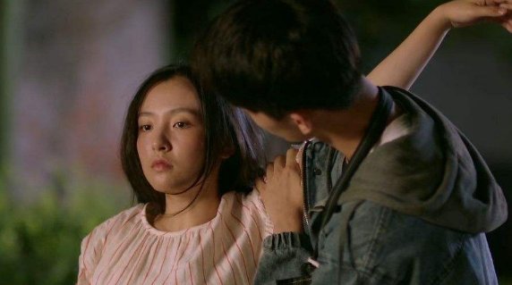 15岁女孩大闹派出所称是长沙老大,她应该承担刑事责任吗?