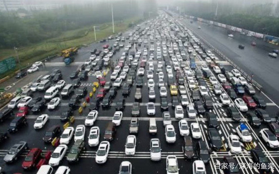 今年的十一假期高速公路上有多堵？