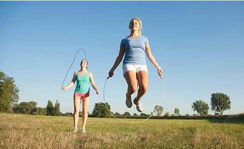 跳绳的正确方法与技巧是什么?