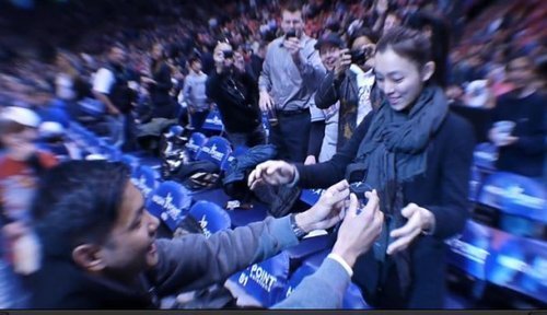 向范玮琪求婚的黑人是谁？