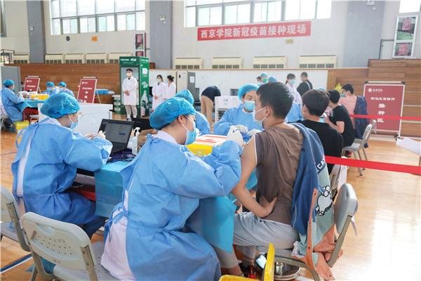 1小时打疫苗60人护士手磨出血,医生、护士们的工作有多不容易?