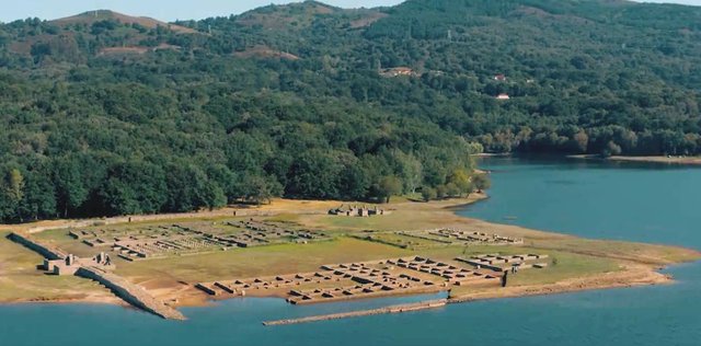 场面壮观!古罗马千年军营因干旱重见天日,这处建筑群的历史是什么?