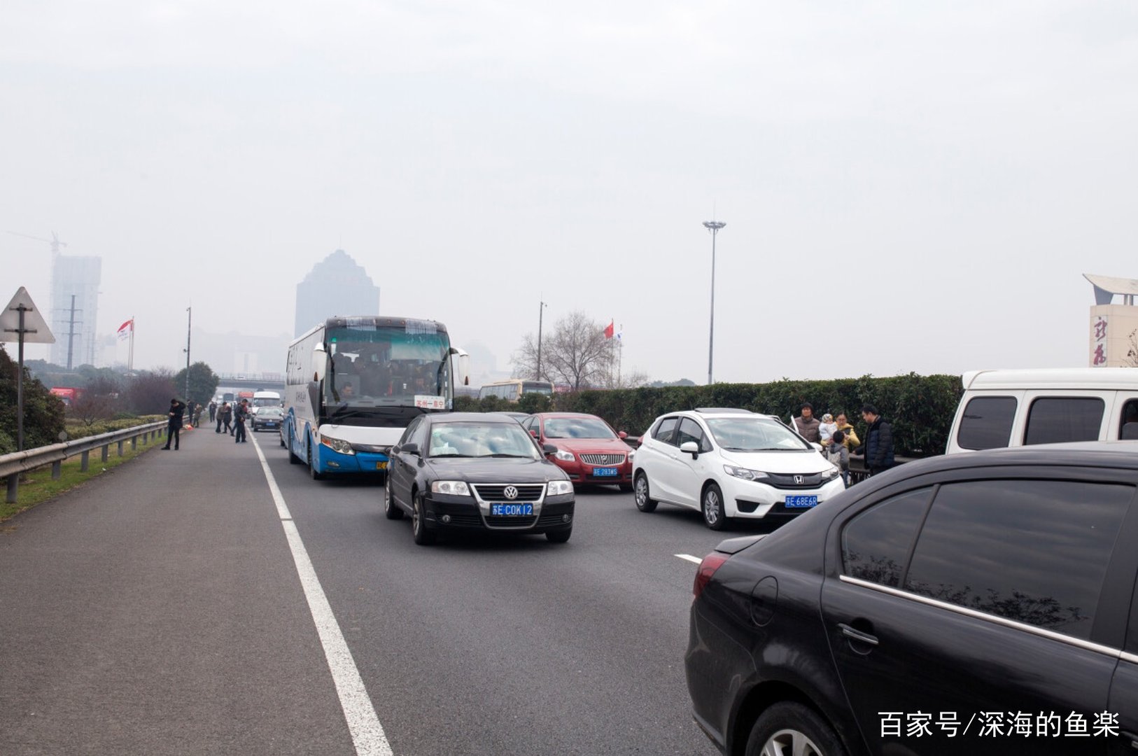 今年的十一假期高速公路上有多堵？