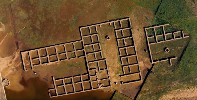 场面壮观!古罗马千年军营因干旱重见天日,这处建筑群的历史是什么?