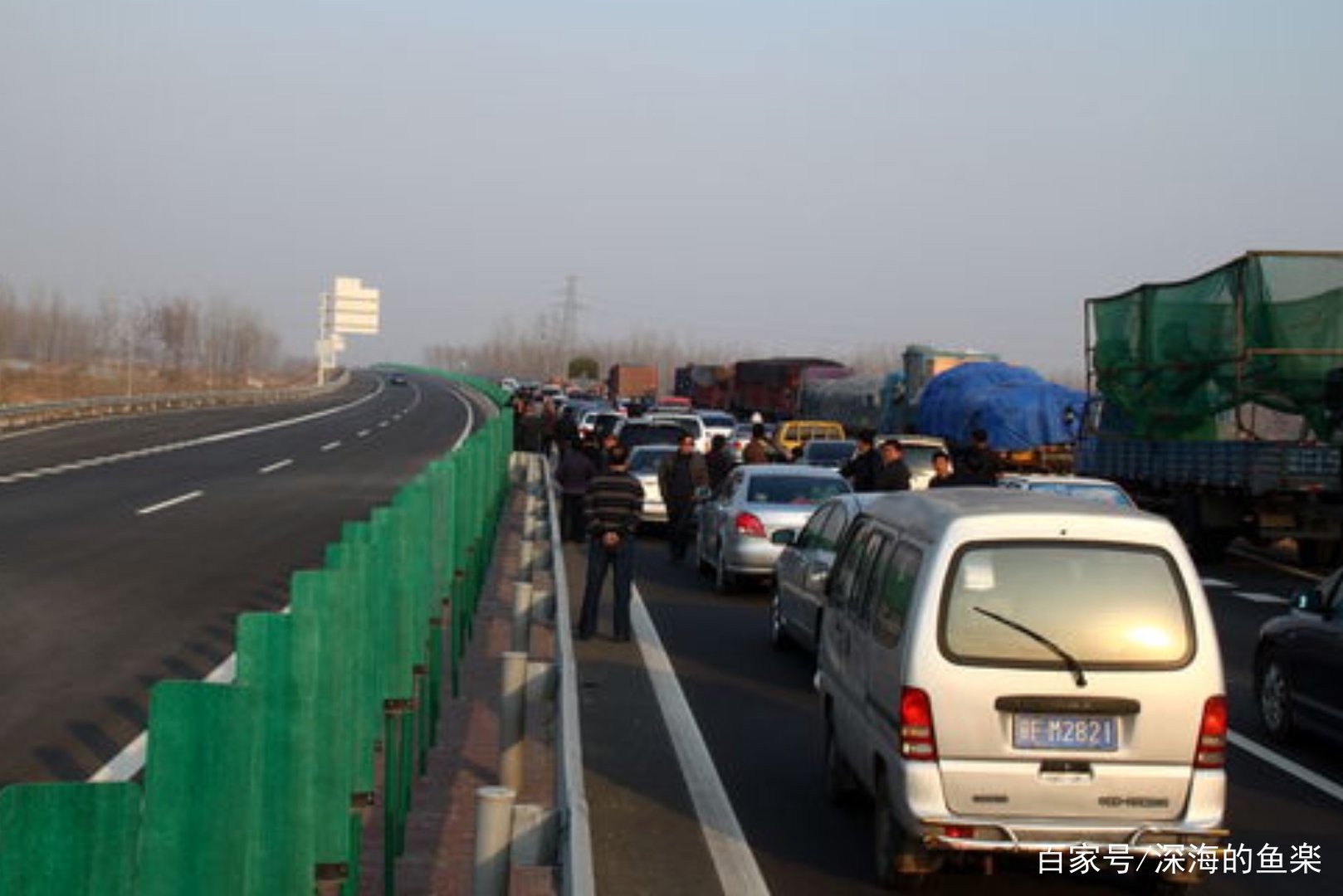 今年的十一假期高速公路上有多堵？