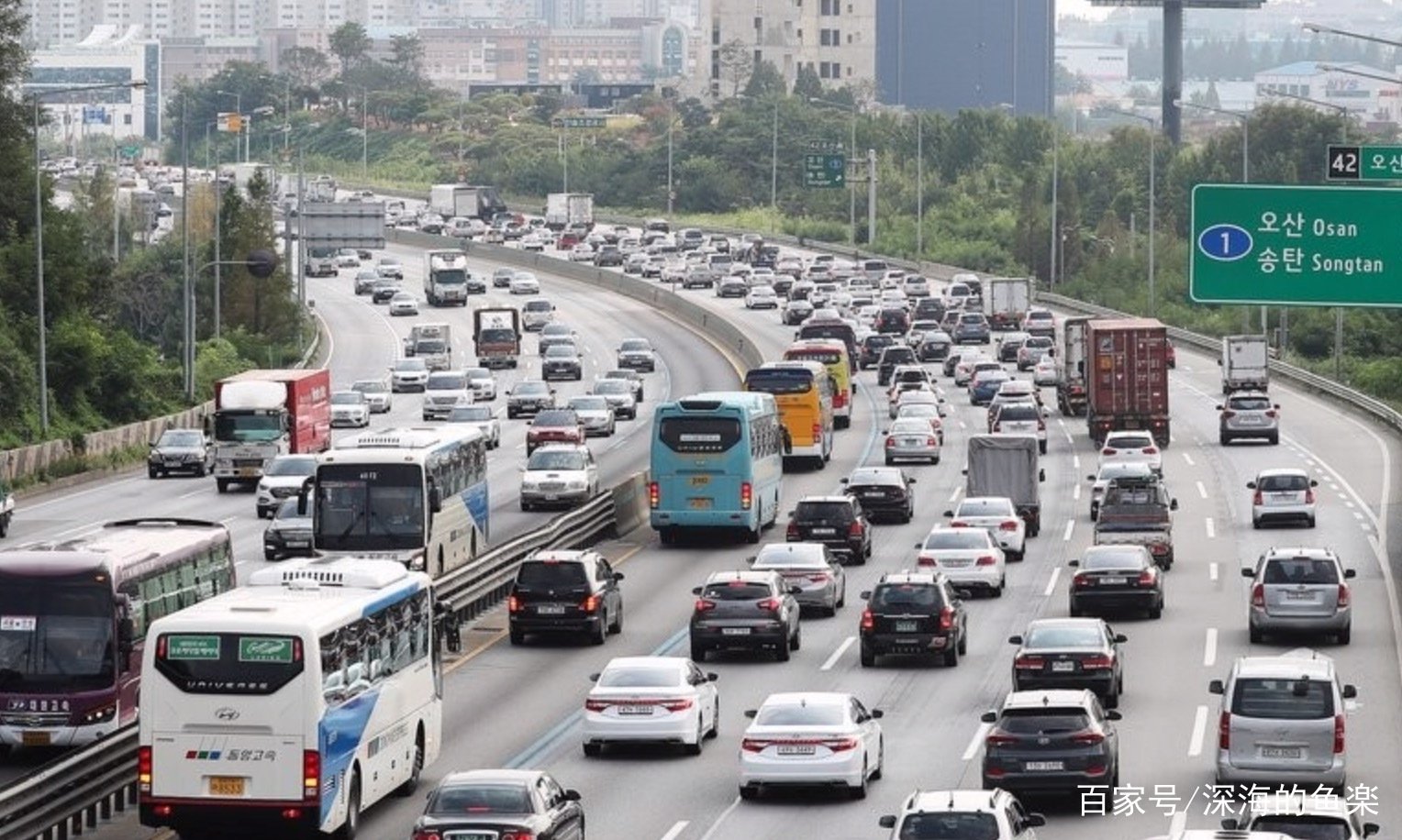 今年的十一假期高速公路上有多堵？