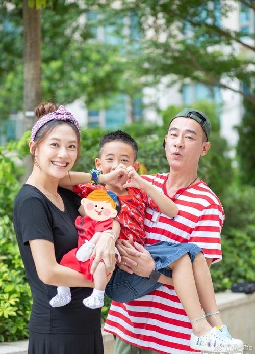 应采儿晒一家四口合照,网友对此有何评价?