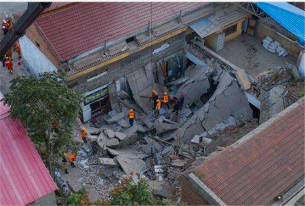 山西倒塌饭店过寿老人下跪道歉,老伴遭遇不幸,老人余生该咋过?