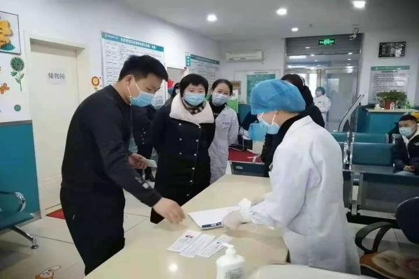 1小时打疫苗60人护士手磨出血,医生、护士们的工作有多不容易?