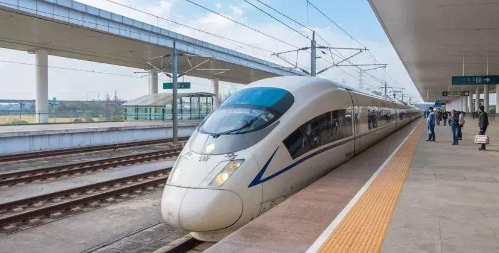 高铁一霸座女被罚款200元,误点后坐下趟列车同一座位,网友怎样评论的?