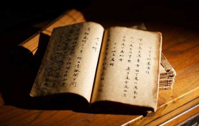 《左转》是谁所著？