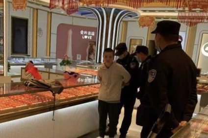 江苏一19岁女孩抢金店，她抢劫金店是因为什么事情？