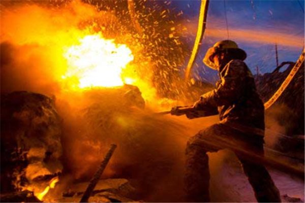 消防员在扑火4小时后,衣服冻成“盔甲”,这一幕为何令人如此动容?