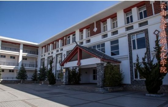 云南大学旅游文化学院被学生“骂”上微博热搜,具体是因为什么事?