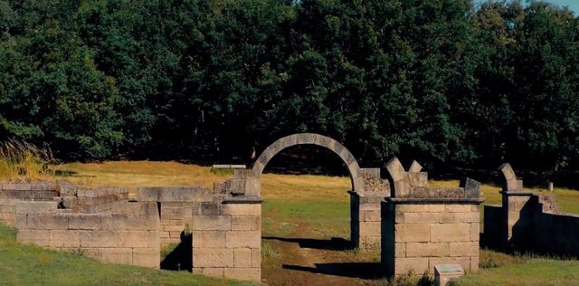 场面壮观!古罗马千年军营因干旱重见天日,这处建筑群的历史是什么?