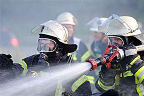 消防员在扑火4小时后,衣服冻成“盔甲”,这一幕为何令人如此动容?