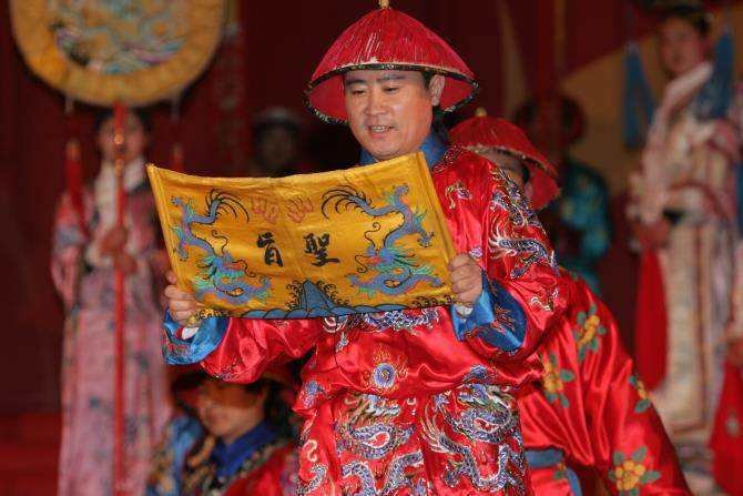 电视里的圣旨都是金黄色的，那么历史上的圣旨还有其他颜色吗？