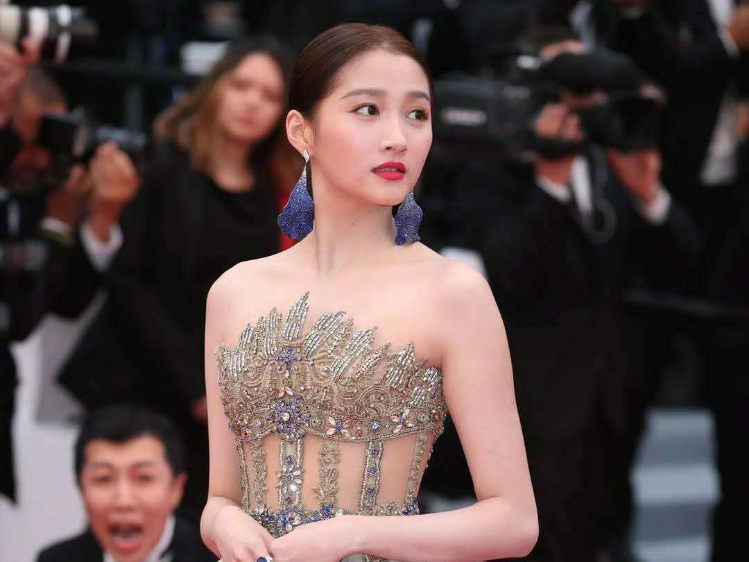 窦靖童罕出席活动，下巴纹身疑似被洗掉，明星的造型有多重要？