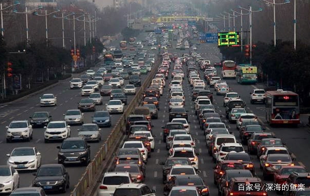 今年的十一假期高速公路上有多堵？