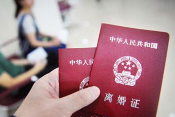 男子不愿离婚当街刺死妻子，为何如此偏激？