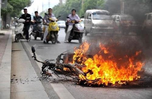 电瓶车行驶途中突然起火爆炸，是否是电瓶车质量问题所致？