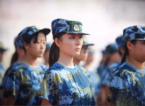 参与大阅兵女生当教官，她为何会被学生称为心目中的女神？