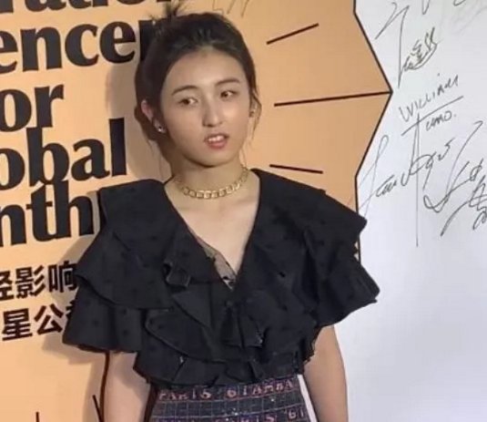 窦靖童罕出席活动，下巴纹身疑似被洗掉，明星的造型有多重要？