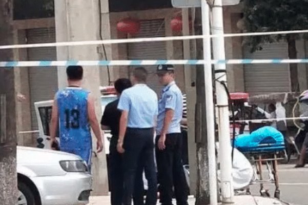 男子不愿离婚当街刺死妻子，为何如此偏激？